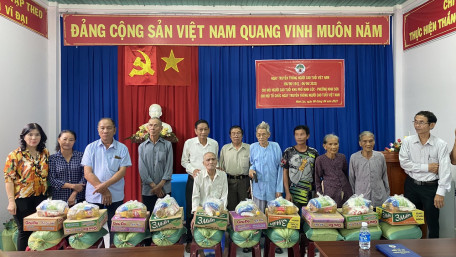 Chi hội người cao tuổi khu phố Ninh Lộc tổ chức gặp mặt kỷ niệm 82 năm ngày truyền thống Người cao tuổi Việt Nam.