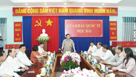 Chủ tịch Quốc hội Vương Đình Huệ thăm, tặng quà các lực lượng làm việc tại Cửa khẩu quốc tế Mộc Bài