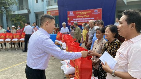 Công ty TNHH Tân Ngọc Lực tặng 100 phần quà tết cho người dân có hoàn cảnh khó khăn