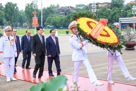 Lãnh đạo Đảng, Nhà nước viếng Chủ tịch Hồ Chí Minh và các Anh hùng liệt sĩ