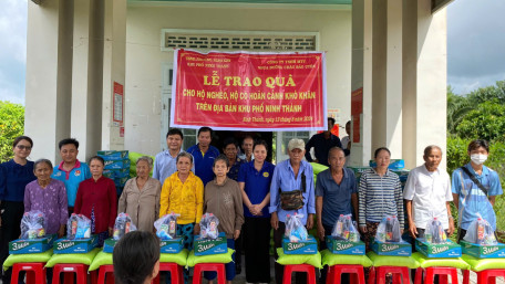 Tặng quà cho hộ nghèo, hộ có hoàn cảnh khó khăn