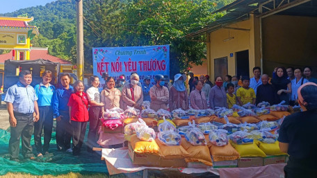 Trao tặng 200 phần quà cho các hộ có hoàn cảnh khó khăn trên địa bàn