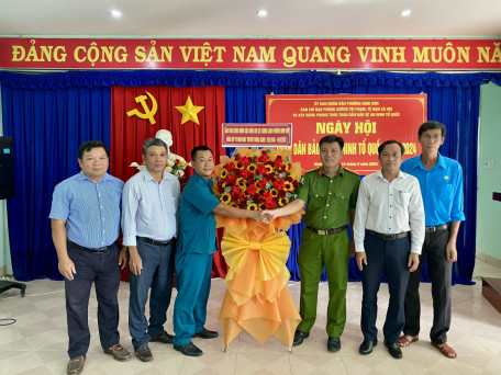 Ban Chỉ huy quân sự phường tặng hoa chúc mừng Ngày truyền thống lực lượng Công an nhân dân