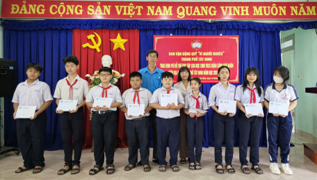 Ban Vận động quỹ "Vì người nghèo” thành phố Tây Ninh: tổ chức trao kinh phí hỗ trợ học tập cho học sinh THCS có hoàn cảnh khó khăn