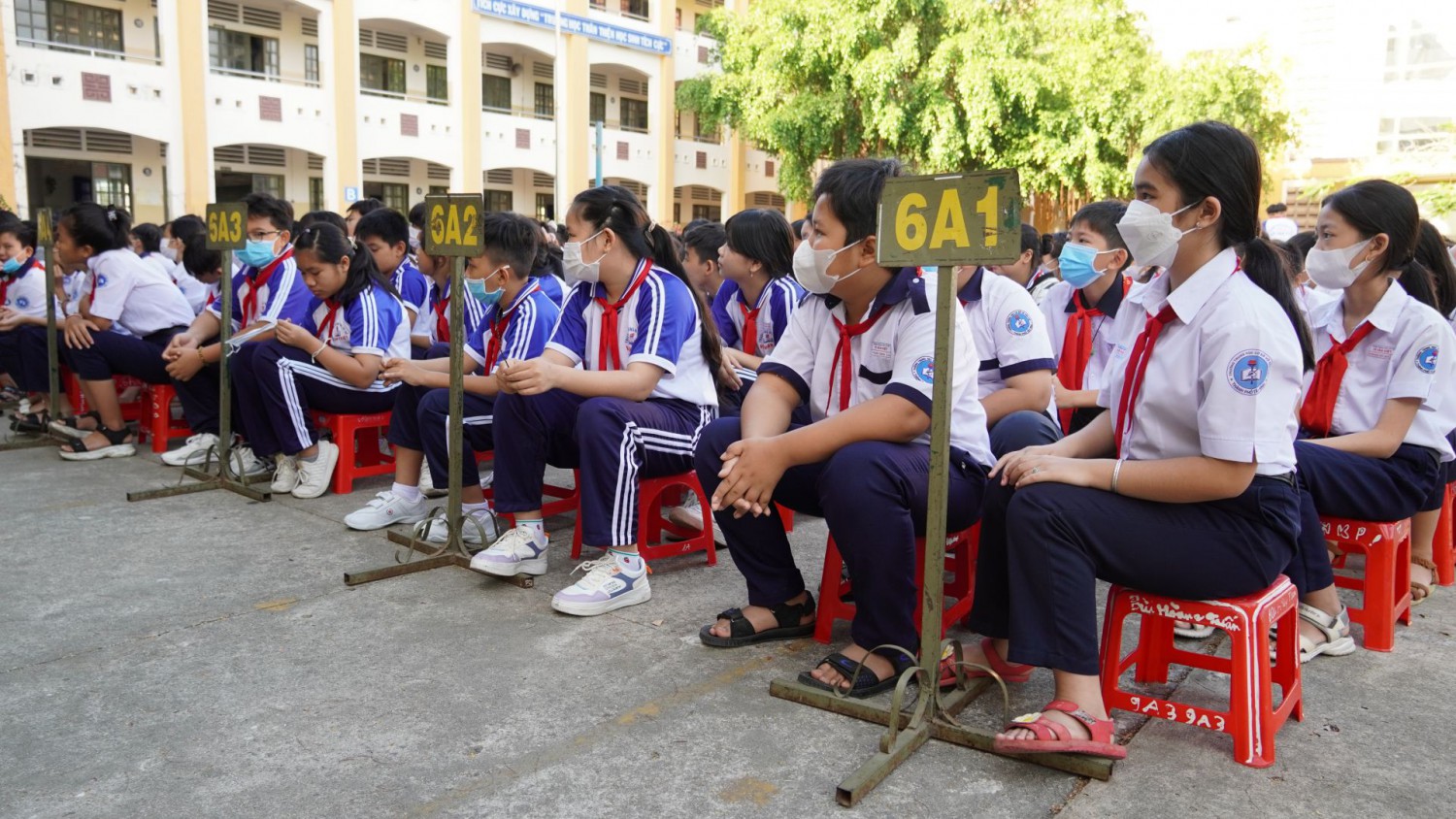 Các em học sinh Trường Võ Văn Kiệt được tuyên truyền về an toàn giao thông và phòng chống ma tuý