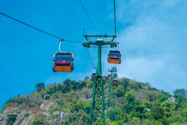 Chủ thẻ có thể đi cáp treo không giới hạn số lần lên đỉnh núi Bà Đen. (Ảnh: Sun World Ba Den Mountain)