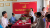 Phó Bí thư thường trực Thành ủy Tây Ninh trao tặng Huy hiệu 55 tuổi Đảng cho đảng viên phường Ninh Sơn