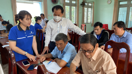 Nhân viên VNPT Tây Ninh hướng dẫn cài đặt ứng dụng VNPT SmartCA cho cán bộ công chức người lao động phường