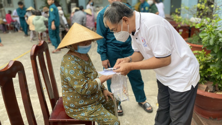 Hội Chữ thập đỏ tỉnh: Khám bệnh, cấp thuốc miễn phí và tặng quà cho người dân phường Ninh Sơn