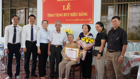 Phó Bí thư Tỉnh uỷ Nguyễn Mạnh Hùng: Trao Huy hiệu 75 tuổi đảng cho đảng viên