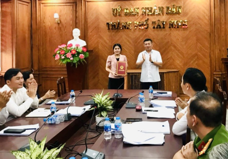 UBND thành phố Tây Ninh: trao quyết định điều động và bổ nhiệm chức vụ công chức lãnh đạo