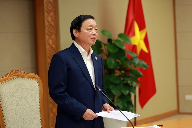 Phó Thủ tướng Trần Hồng Hà yêu cầu các bộ, ngành, địa phương thực hiện đúng các quy định liên quan đến bãi bỏ sổ hộ khẩu, sổ tạm trú bằng giấy, không gây phiền hà cho người dân - Ảnh: VGP/Minh Khôi