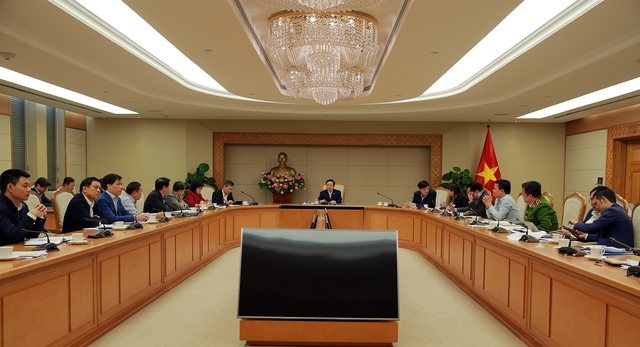Phó Thủ tướng Trần Hồng Hà nhấn mạnh yêu cầu nhận thức sâu sắc lợi ích của việc bãi bỏ sổ hộ khẩu, sổ tạm trú giấy đối với người dân, doanh nghiệp cũng như cơ quan hành chính nhà nước - Ảnh: VGP/Minh Khôi