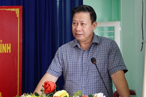 Chủ tịch UBND tỉnh Nguyễn Thanh Ngọc thông tin với cử tri về tình hình phát triển kinh tế - xã hội của tỉnh.