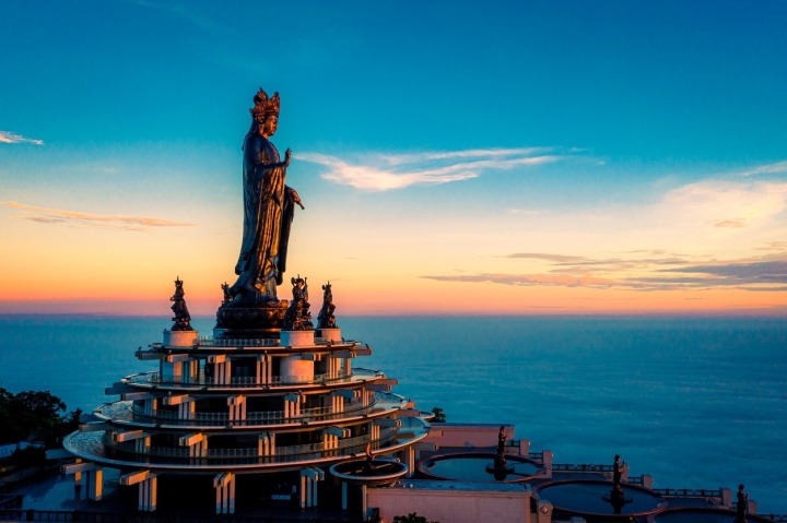 Tượng Phật Bà Tây Bổ Đà Sơn trên đỉnh núi Bà Đen. (Ảnh: Nguyễn Minh Tú)