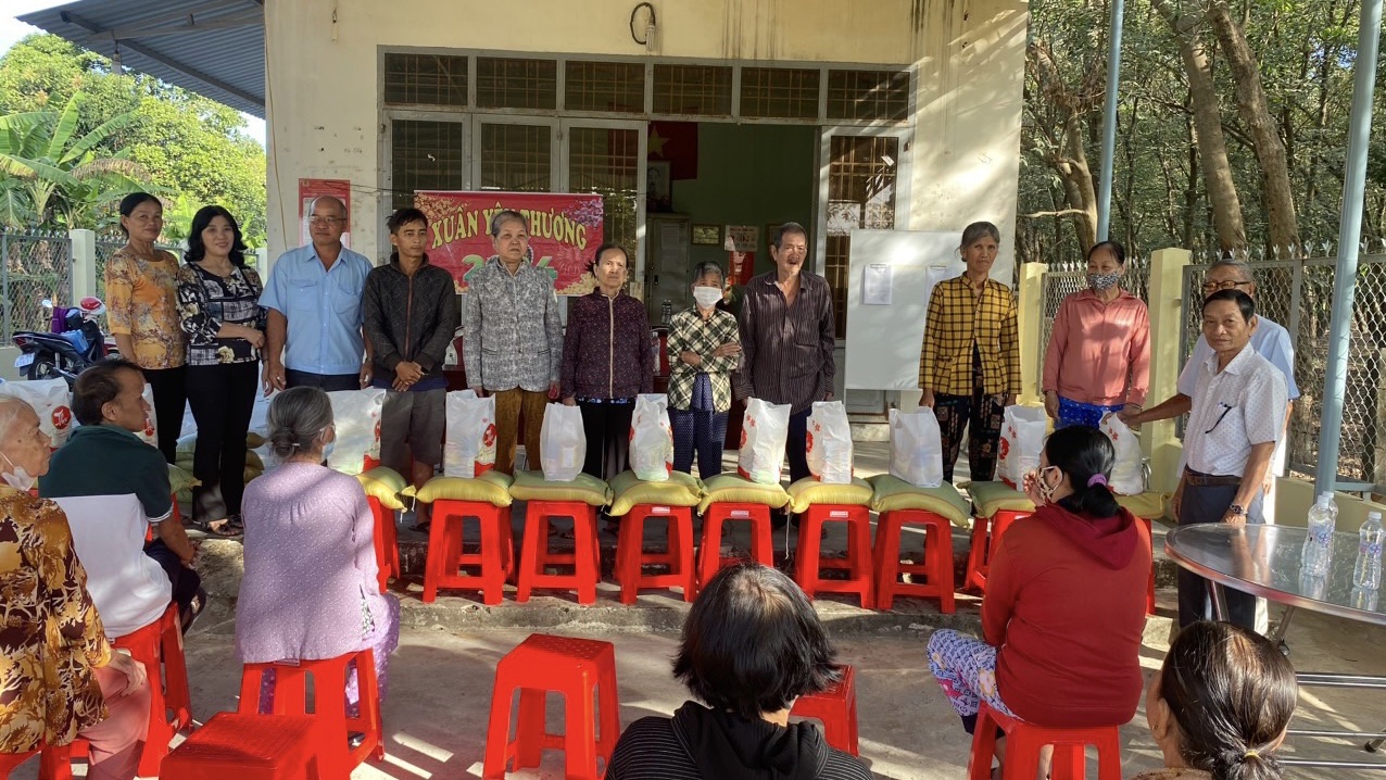 Trao quà cho người cao tuổi có hoàn cảnh khó khăn trên địa bàn khu phố Ninh Phú